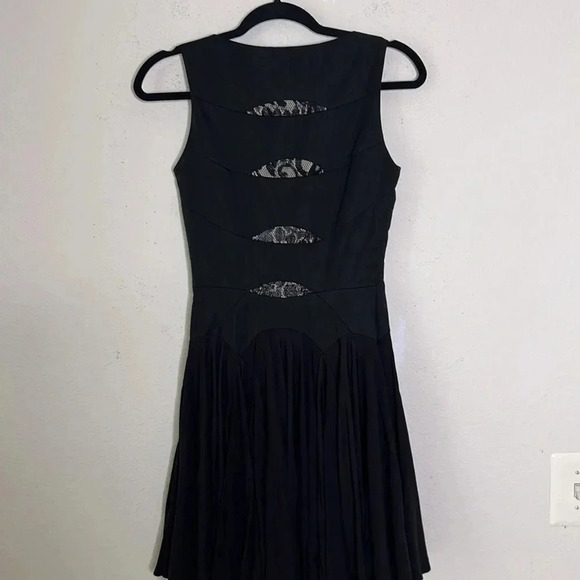 Karen Millen NWT size 4 black lace skater lined dress - Picture 4 of 6